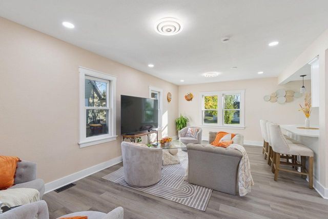 10121 W Bungalow PARKWAY, Milwaukee, WI 53214