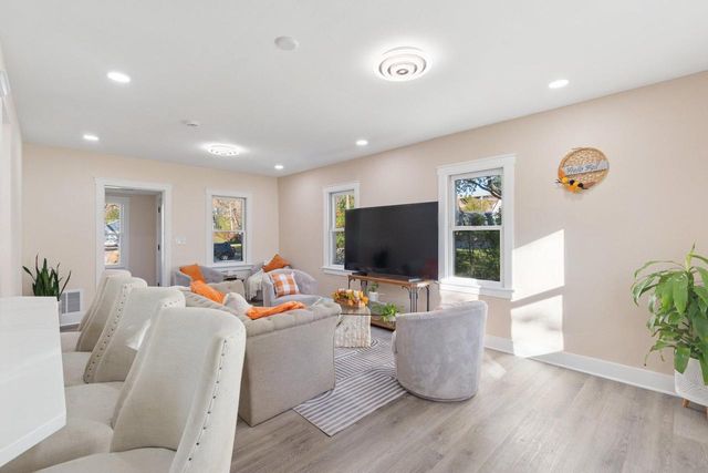 10121 W Bungalow PARKWAY, Milwaukee, WI 53214