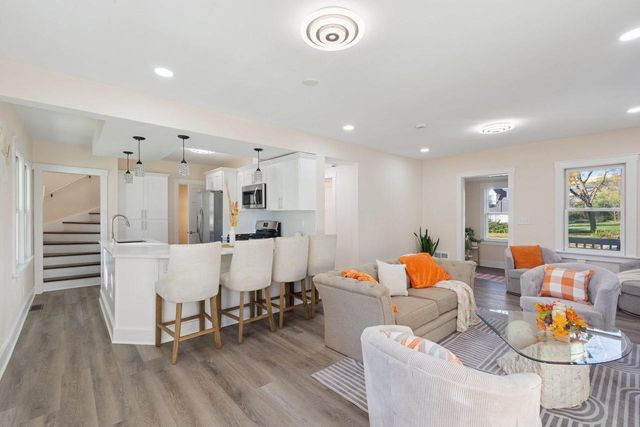 10121 W Bungalow PARKWAY, Milwaukee, WI 53214