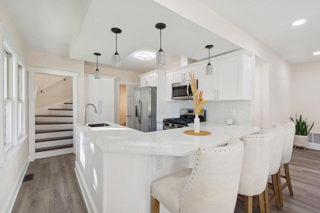 10121 W Bungalow PARKWAY, Milwaukee, WI 53214