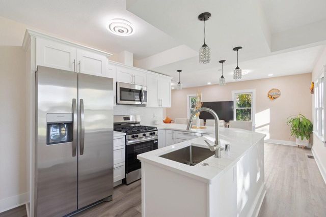 10121 W Bungalow PARKWAY, Milwaukee, WI 53214