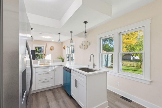 10121 W Bungalow PARKWAY, Milwaukee, WI 53214