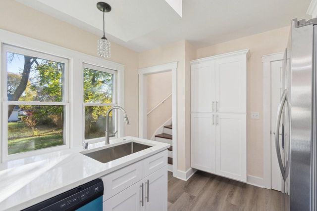 10121 W Bungalow PARKWAY, Milwaukee, WI 53214