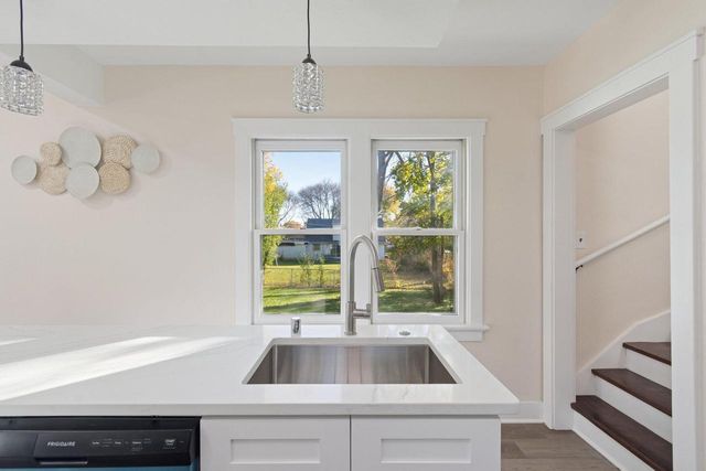 10121 W Bungalow PARKWAY, Milwaukee, WI 53214