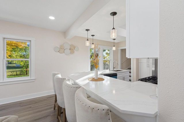 10121 W Bungalow PARKWAY, Milwaukee, WI 53214