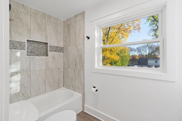 10121 W Bungalow PARKWAY, Milwaukee, WI 53214