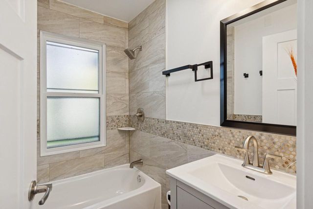 10121 W Bungalow PARKWAY, Milwaukee, WI 53214