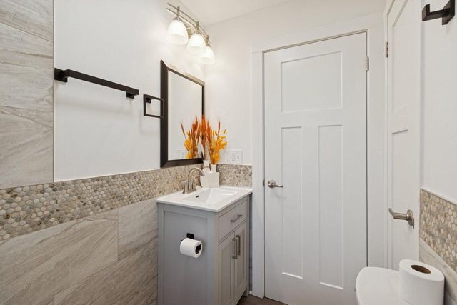 10121 W Bungalow PARKWAY, Milwaukee, WI 53214