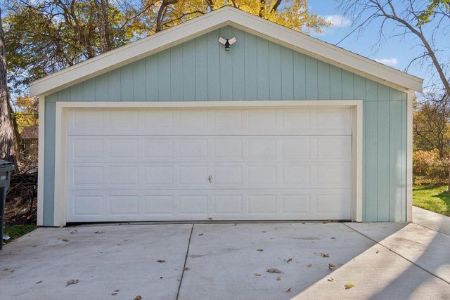 10121 W Bungalow PARKWAY, Milwaukee, WI 53214