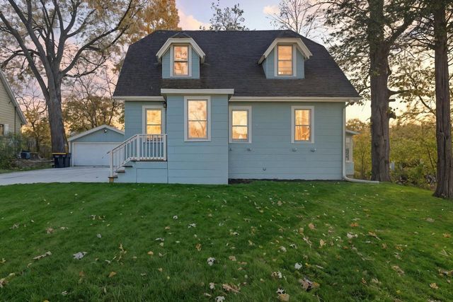 10121 W Bungalow PARKWAY, Milwaukee, WI 53214