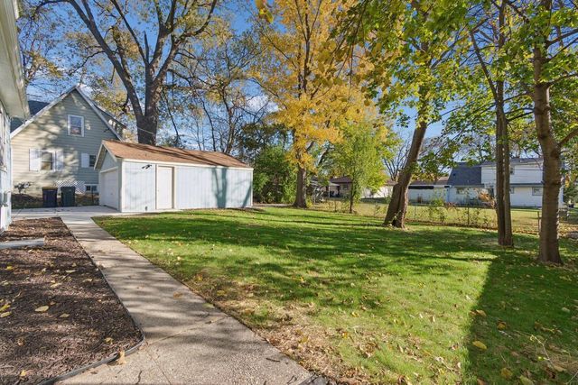 10121 W Bungalow PARKWAY, Milwaukee, WI 53214