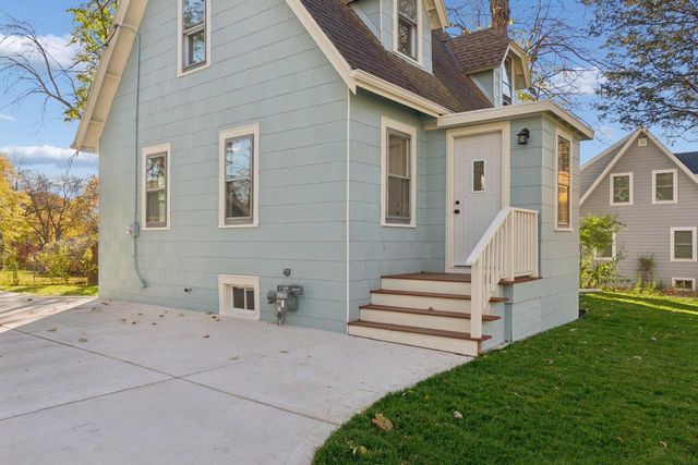 10121 W Bungalow PARKWAY, Milwaukee, WI 53214