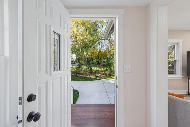 10121 W Bungalow PARKWAY, Milwaukee, WI 53214