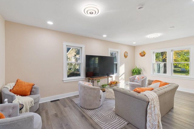 10121 W Bungalow PARKWAY, Milwaukee, WI 53214