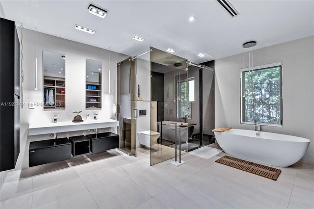 725 W 49th St, Miami Beach, FL 33140