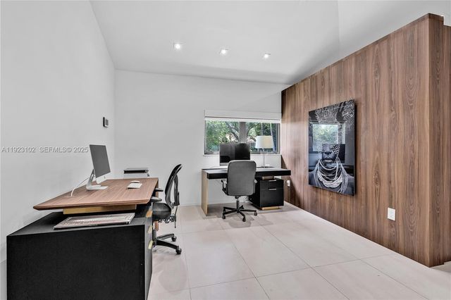 725 W 49th St, Miami Beach, FL 33140