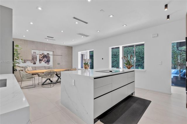 725 W 49th St, Miami Beach, FL 33140