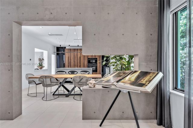 725 W 49th St, Miami Beach, FL 33140