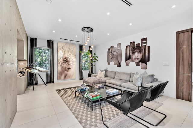 725 W 49th St, Miami Beach, FL 33140