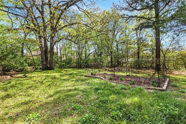2826 Old Wire Road, Fayetteville, AR 72703
