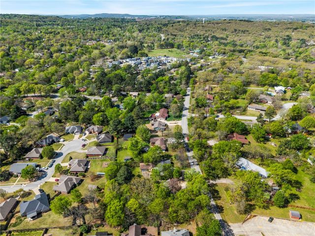 2826 Old Wire Road, Fayetteville, AR 72703