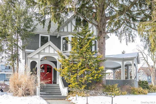 2 S Pine Avenue, Colonie, NY 12208