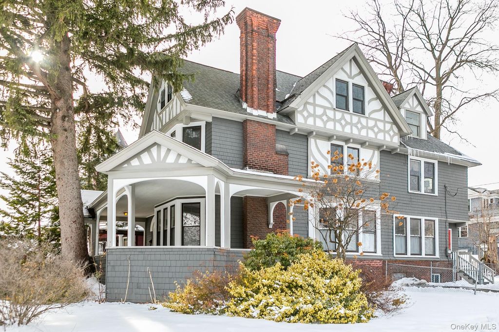 2 S Pine Avenue, Colonie, NY 12208