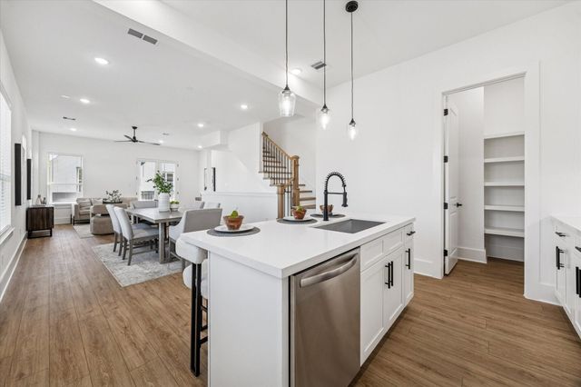 5606 Azores, Houston, TX 77091