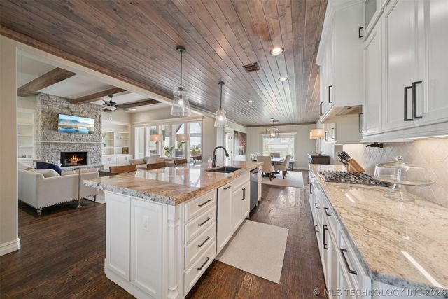 6110 N Creekwood Drive, Owasso, OK 74055