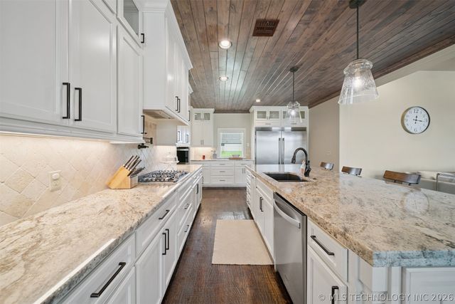 6110 N Creekwood Drive, Owasso, OK 74055