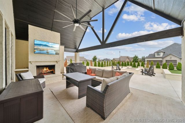 6110 N Creekwood Drive, Owasso, OK 74055