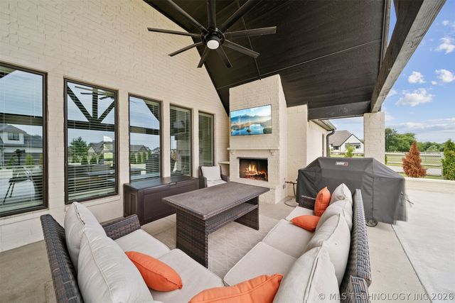 6110 N Creekwood Drive, Owasso, OK 74055