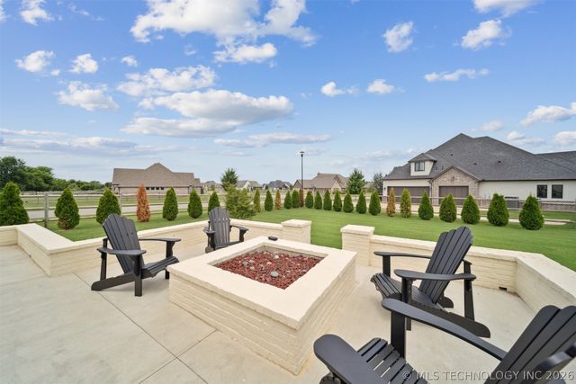 6110 N Creekwood Drive, Owasso, OK 74055