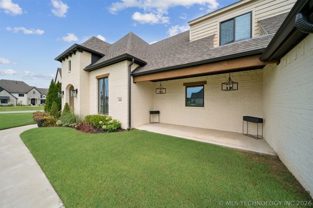 6110 N Creekwood Drive, Owasso, OK 74055