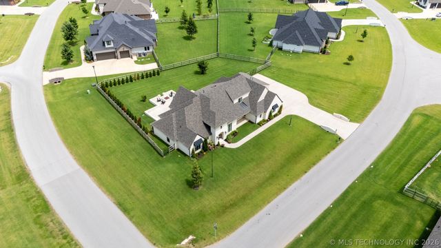 6110 N Creekwood Drive, Owasso, OK 74055