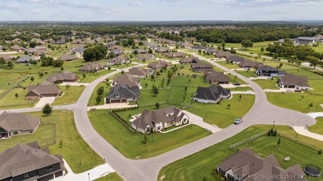 6110 N Creekwood Drive, Owasso, OK 74055