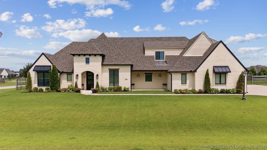 6110 N Creekwood Drive, Owasso, OK 74055