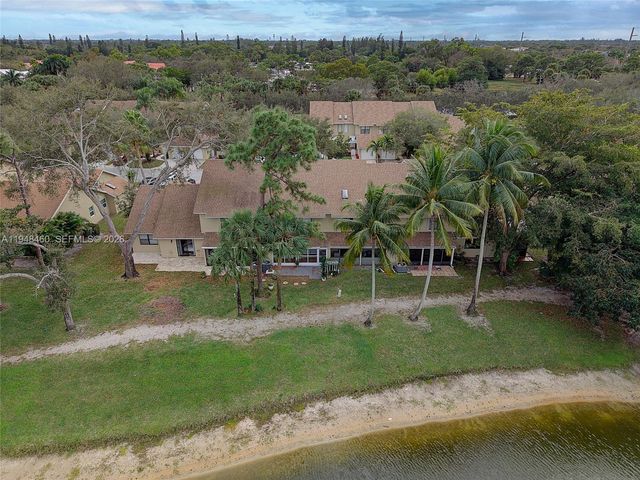 505 Maplewood Dr, Green Acres, FL 33415