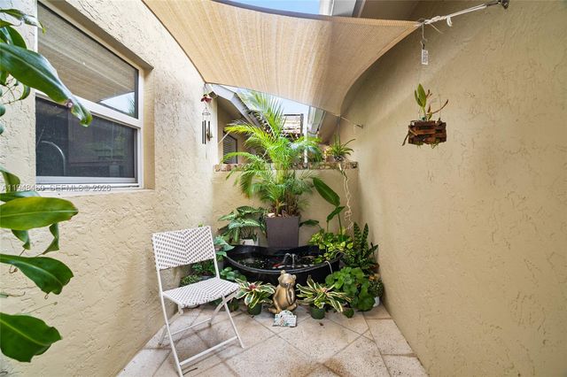 505 Maplewood Dr, Green Acres, FL 33415