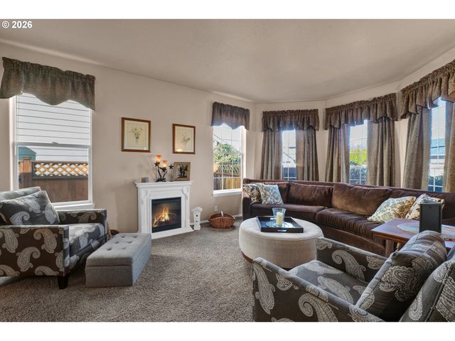 212 CHIMNEY ROCK Ln, Eugene, OR 97404