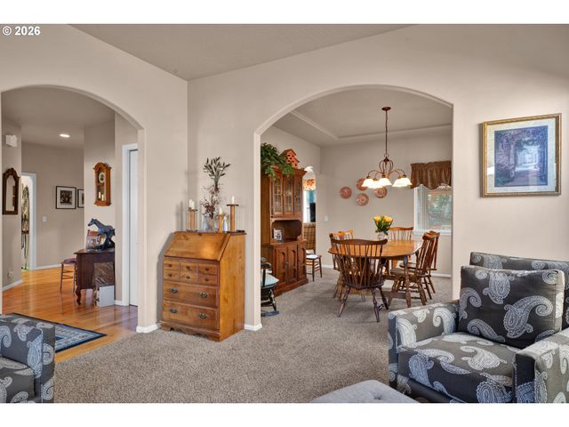 212 CHIMNEY ROCK Ln, Eugene, OR 97404