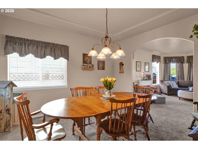 212 CHIMNEY ROCK Ln, Eugene, OR 97404