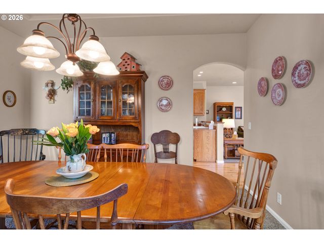 212 CHIMNEY ROCK Ln, Eugene, OR 97404