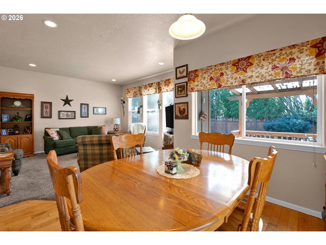 212 CHIMNEY ROCK Ln, Eugene, OR 97404