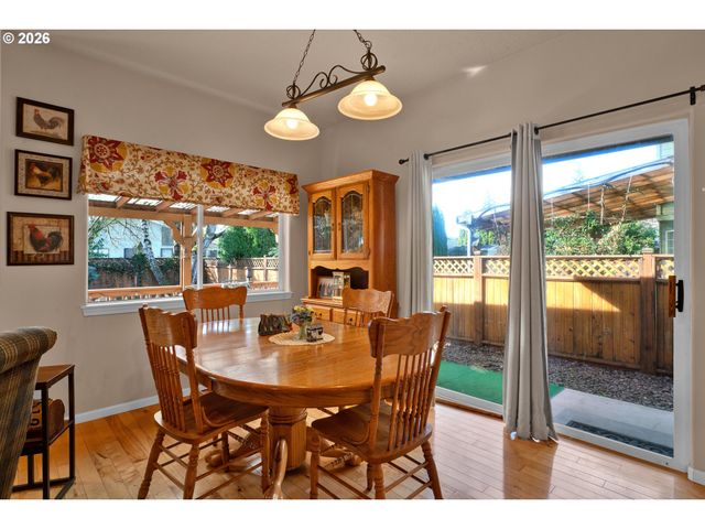 212 CHIMNEY ROCK Ln, Eugene, OR 97404