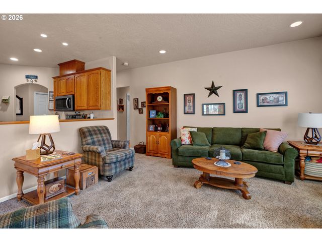 212 CHIMNEY ROCK Ln, Eugene, OR 97404