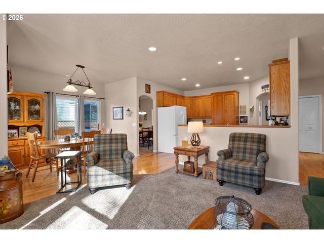 212 CHIMNEY ROCK Ln, Eugene, OR 97404