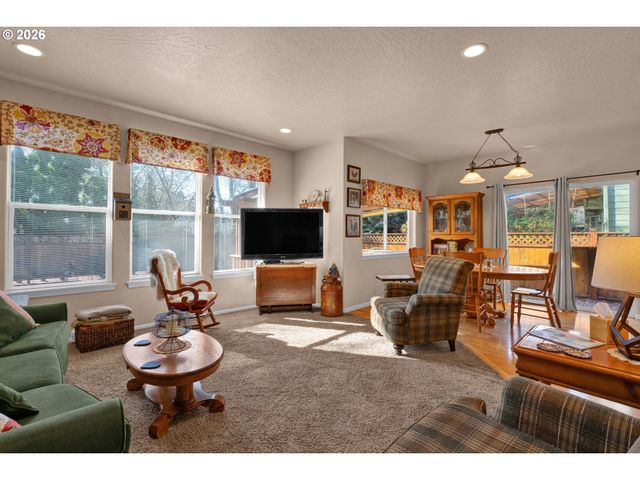 212 CHIMNEY ROCK Ln, Eugene, OR 97404