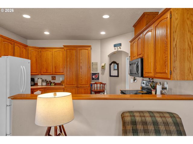 212 CHIMNEY ROCK Ln, Eugene, OR 97404