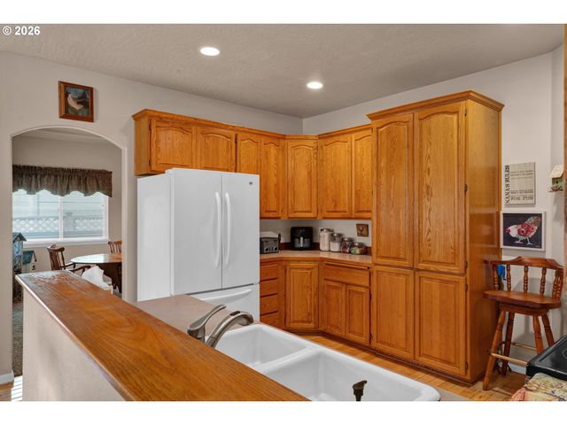 212 CHIMNEY ROCK Ln, Eugene, OR 97404